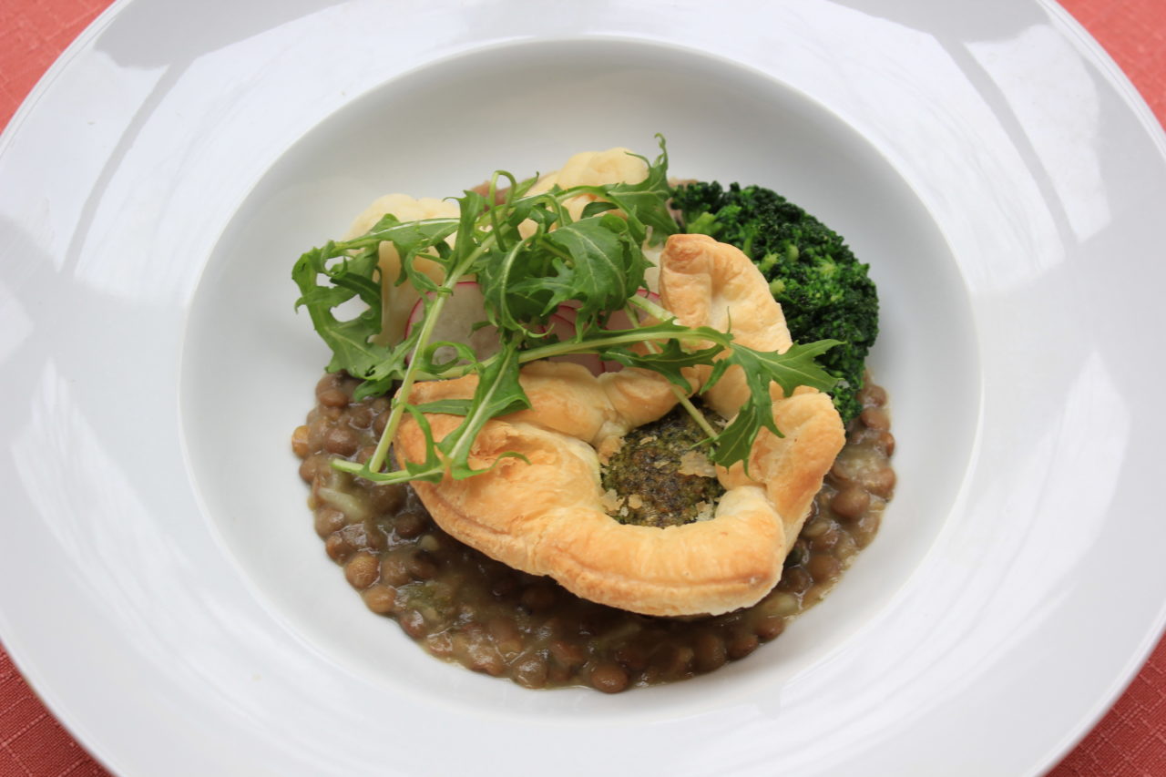 Blätterteigschüsserl mit Frühlingskräuter-Champignon-Fülle auf Linsengemüse
