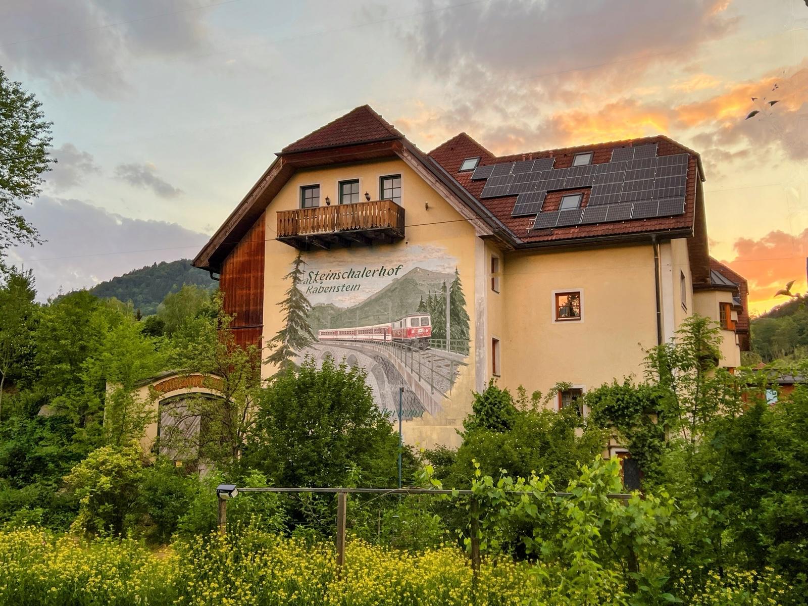 Gelebte Nachhaltigkeit Steinschalerhof im Dirndltal mit PV-Anlage am Dach